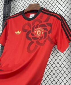 Maglia Manchester United Home 2025/26 Versione Tifoso vista laterale