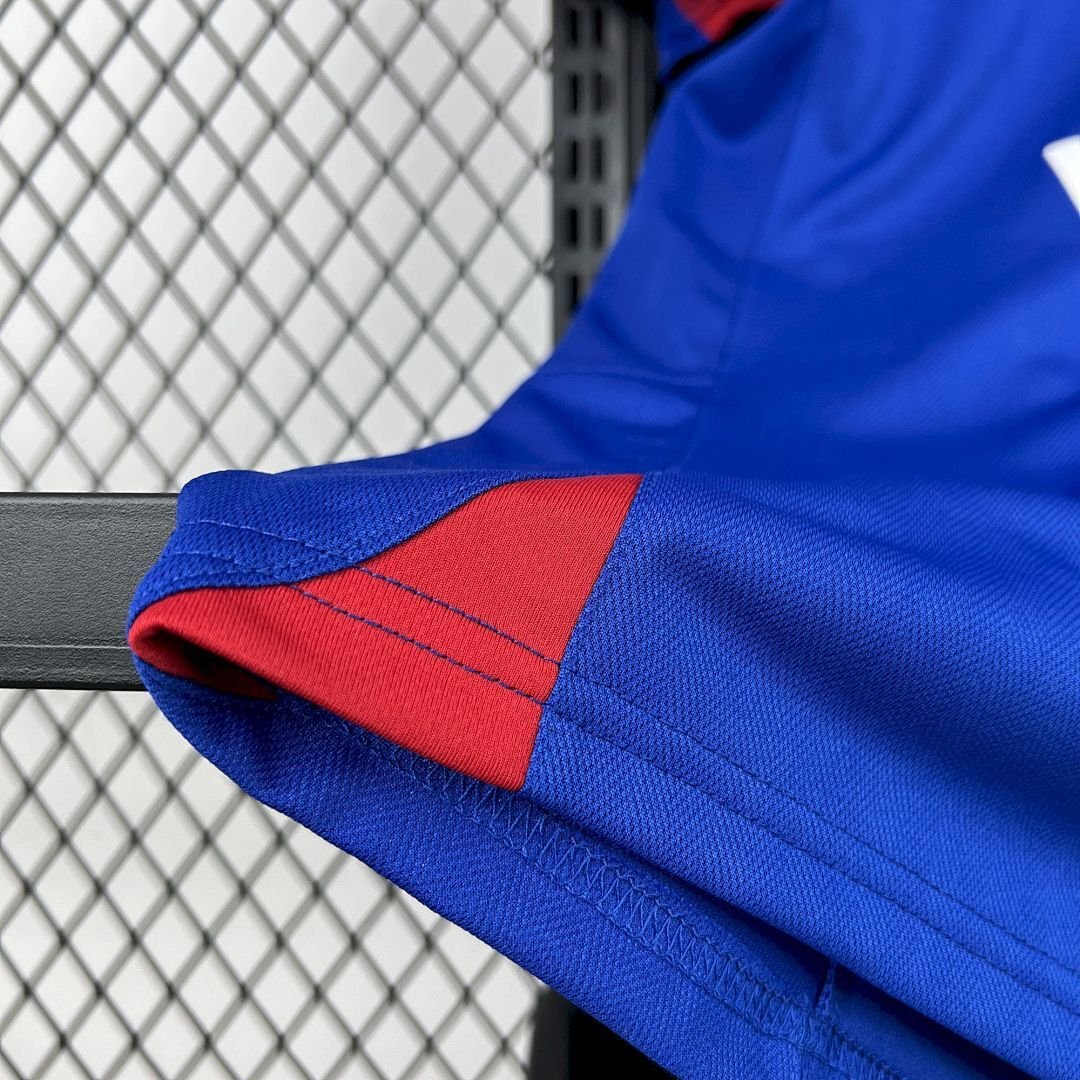 Maglia manchester united retro - Maglia Manchester United Away 2005/06 Retro dettaglio stemma ricamato