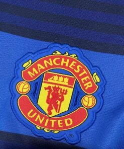 Maglia manchester united retro - Maglia Manchester United Away 2011/13 Retro dettaglio stemma ricamato