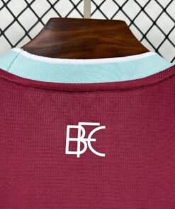 Maglia Men’s Burnley F.C. Home 2025/26 Versione Tifoso dettaglio stemma ricamato