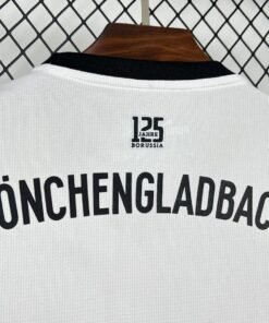 Maglia Mönchengladbach Home 2025/26 Versione Tifoso dettaglio stemma ricamato