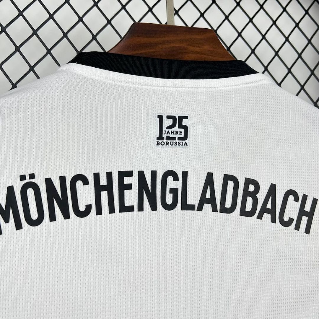 Maglia Mönchengladbach Home 2025/26 Versione Tifoso dettaglio stemma ricamato