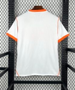 Maglia Netherlands Away 2024/25 Versione Tifoso dettaglio stemma ricamato
