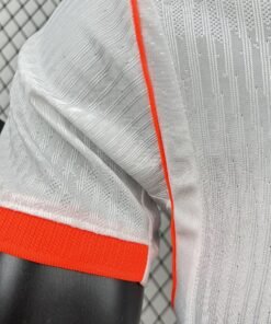 Maglia Netherlands Away 2024/25 Versione Giocatore dettaglio stemma ricamato