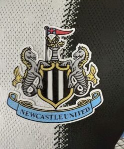 Maglia Newcastle United Home 2025/26 Versione Giocatore dettaglio stemma ricamato