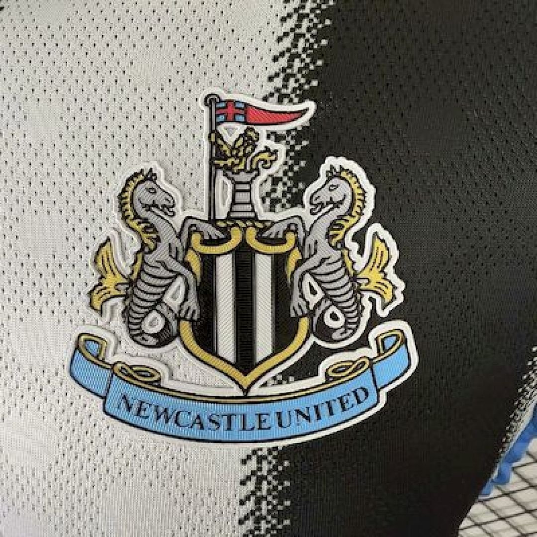 Maglia Newcastle United Home 2025/26 Versione Giocatore dettaglio stemma ricamato