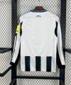 Maglia Newcastle United Home Manica Lunga 2025/26 Versione Tifoso dettaglio stemma ricamato