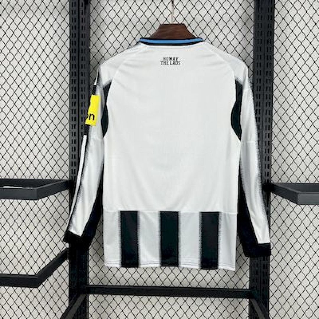 Maglia Newcastle United Home Manica Lunga 2025/26 Versione Tifoso dettaglio stemma ricamato