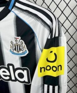 Maglia Newcastle United Home Manica Lunga 2025/26 Versione Tifoso vista laterale
