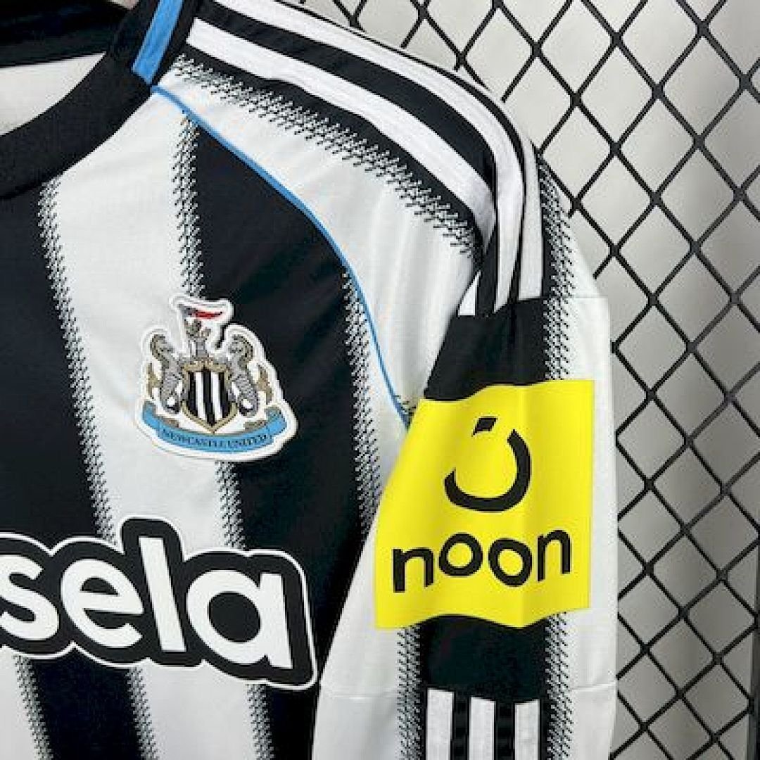 Maglia Newcastle United Home Manica Lunga 2025/26 Versione Tifoso vista laterale