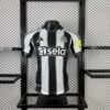 Maglia Newcastle United Home 2025/26 Versione Giocatore vista frontale completa