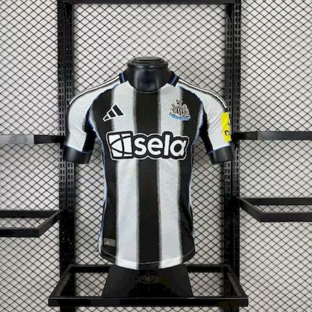 Maglia Newcastle United Home 2025/26 Versione Giocatore vista frontale completa