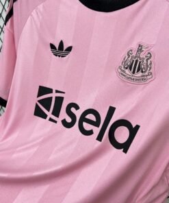 Maglia Newcastle United Keeper 2025/26 Versione Tifoso dettaglio stemma ricamato