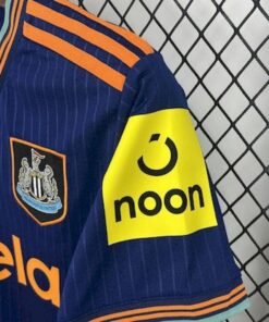 Maglia Newcastle United Third 2025/26 Versione Tifoso vista laterale