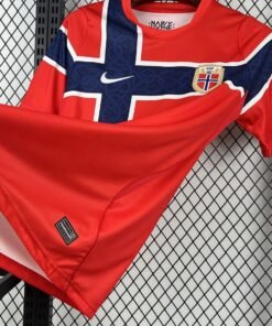 Maglia Norway Home 2024/25 Versione Tifoso dettaglio stemma ricamato