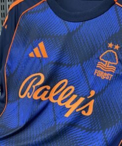Maglia Nottingham Forest Third 2024/25 Versione Tifoso dettaglio stemma ricamato