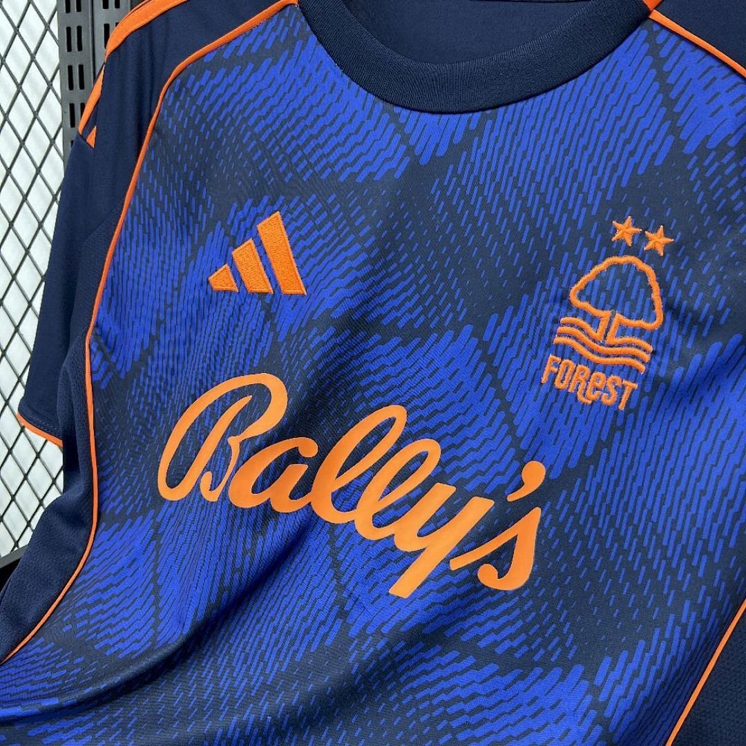 Maglia Nottingham Forest Third 2024/25 Versione Tifoso dettaglio stemma ricamato