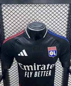 Maglia Olympique Lyonnais Away 2024/25 Versione Giocatore dettaglio stemma ricamato
