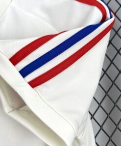 Maglia Olympique Lyonnais Home 2025/26 Versione Tifoso dettaglio stemma ricamato