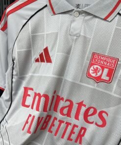 Maglia Olympique Lyonnais Third 2025/26 Versione Tifoso dettaglio stemma ricamato