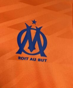 Maglia Olympique Marseille Away 2024/25 Versione Tifoso dettaglio stemma ricamato