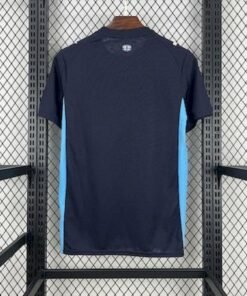 Maglia Olympique Marseille Away 2025/26 Versione Tifoso dettaglio stemma ricamato