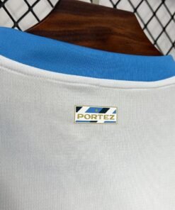 Maglia Olympique Marseille Home 2024/25 Versione Tifoso dettaglio stemma ricamato