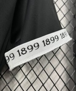 Maglia Olympique Marseille Home 2024/25 Versione Tifoso dettaglio stemma ricamato