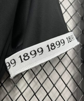 Maglia Olympique Marseille Home 2024/25 Versione Tifoso dettaglio stemma ricamato