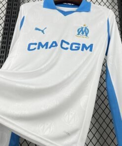 Maglia Olympique Marseille Home Manica Lunga 2025/26 Versione Tifoso dettaglio stemma ricamato