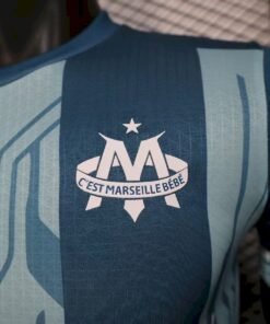 Maglia Olympique Marseille Home 2025/26 Versione Giocatore dettaglio stemma ricamato