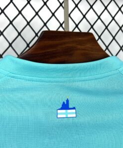Maglia Olympique Marseille Home 2025/26 Versione Tifoso dettaglio stemma ricamato