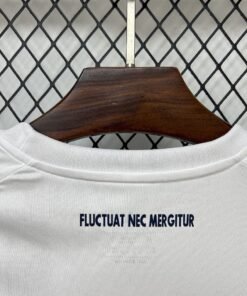 Maglia Paris FC Away 2025/26 Versione Tifoso dettaglio stemma ricamato