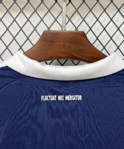 Maglia Paris FC Home 2025/26 Versione Tifoso dettaglio stemma ricamato