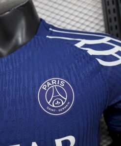 Maglia Paris Saint-Germain Away 2024/25 Versione Giocatore dettaglio stemma ricamato