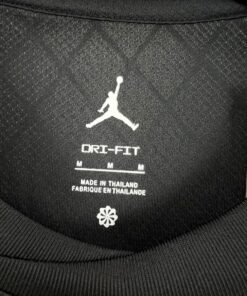 Maglia Paris Saint-Germain Away 2024/25 Versione Tifoso dettaglio stemma ricamato