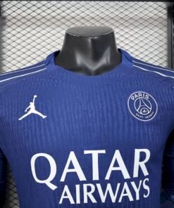 Maglia Paris Saint-Germain Away Manica Lunga 2025/26 Versione Giocatore dettaglio stemma ricamato