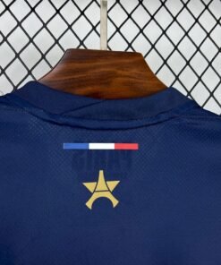 Maglia Paris Saint-Germain Home 2024/25 Versione Tifoso dettaglio stemma ricamato