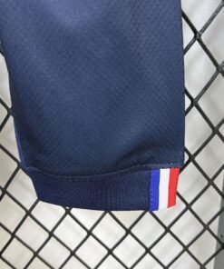 Maglia Paris Saint-Germain Home Manica Lunga 2025/26 Versione Tifoso dettaglio stemma ricamato