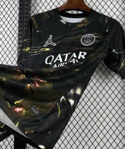 Maglia Paris Saint-Germain Home 2025/26 Versione Tifoso dettaglio stemma ricamato