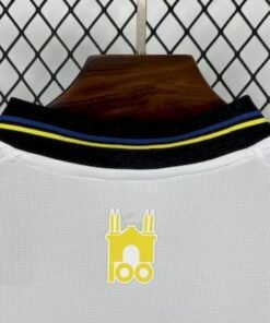 Maglia Parma Calcio Home 2025/26 Versione Tifoso dettaglio stemma ricamato