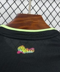 Maglia Peru Away 2024/25 Versione Tifoso dettaglio stemma ricamato