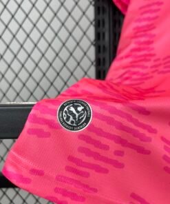 Maglia Portugal Home 2024/25 Versione Tifoso dettaglio stemma ricamato