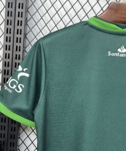 Maglia Racing de Santander Home 2025/26 Versione Tifoso dettaglio stemma ricamato