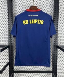 Maglia RB Leipzig Away 2025/26 Versione Tifoso dettaglio stemma ricamato