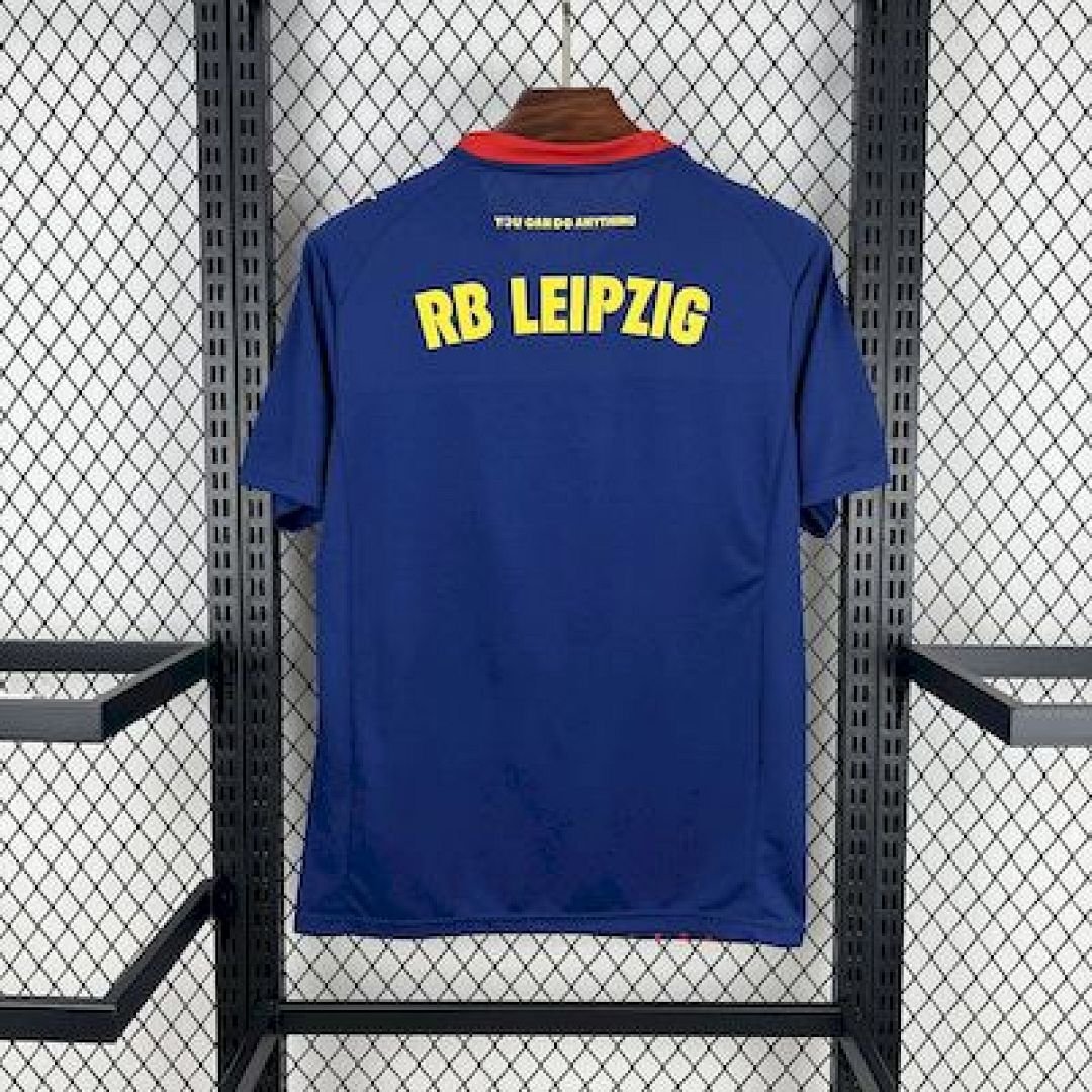Maglia RB Leipzig Away 2025/26 Versione Tifoso dettaglio stemma ricamato