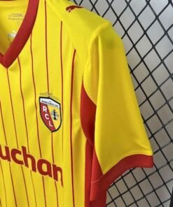 Maglia RC Lens Home 2025/26 Versione Tifoso dettaglio stemma ricamato