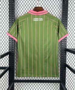 Maglia Real Betis Home 2025/26 Versione Tifoso dettaglio stemma ricamato