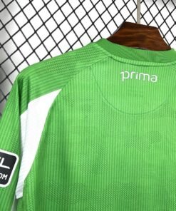 Maglia Real Betis Home Manica Lunga 2025/26 Versione Tifoso dettaglio stemma ricamato