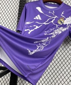 Maglia Real Madrid Home 2025/26 Versione Giocatore dettaglio stemma ricamato